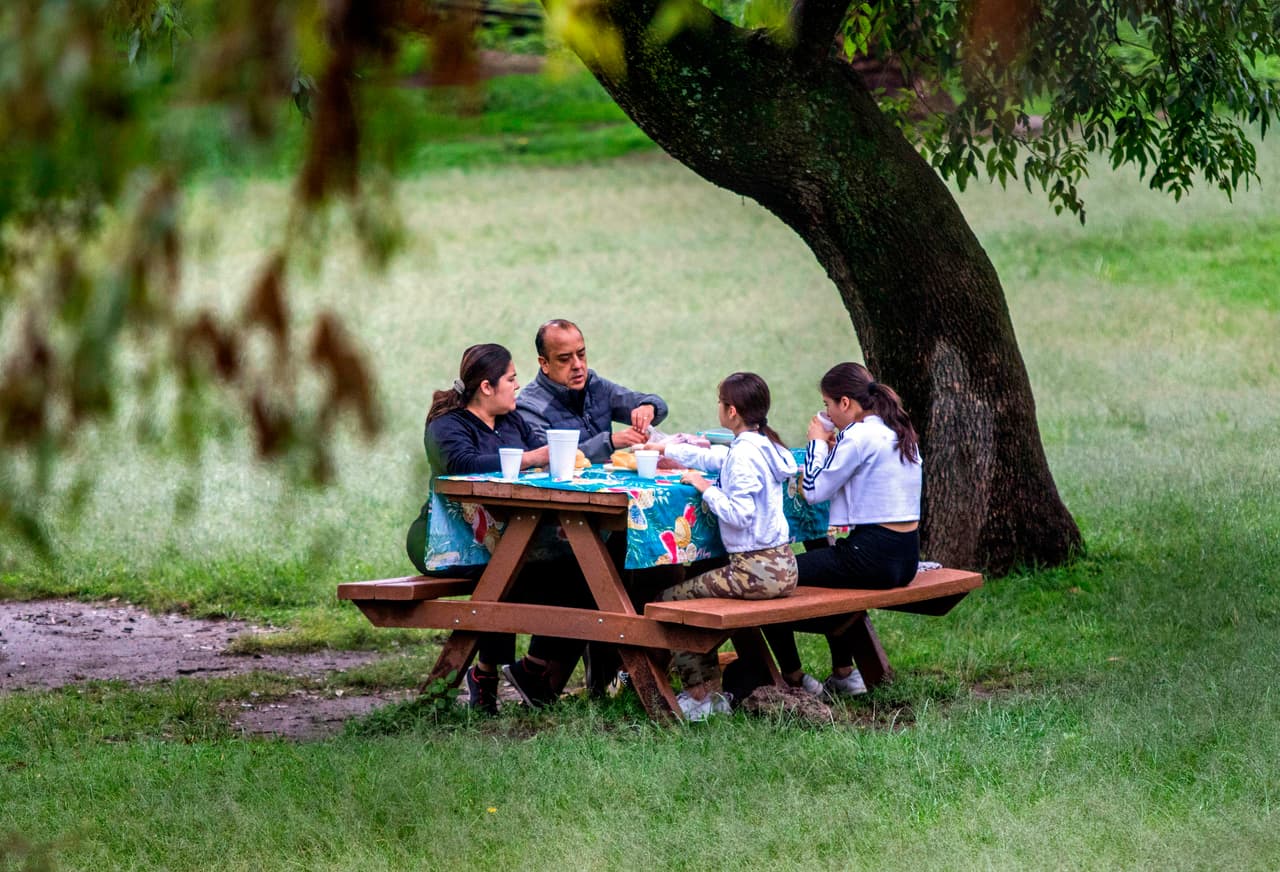 <b>Vayan a comer en familia</b>. Si bien es muy probable que los mejores restaurantes estarán a reventar durante el fin de semana, en el área de Raleigh (y otras zonas) 
<b><a href="https://triangleonthecheap.com/16-places-for-mothers-day-brunch-in-the-triangle/">encontrarás ofertas y opciones que te ayudarán a consentir a mamá</a></b>. Como plan “B” quizá te toque pedir para llevar y preparar un picnic o -si eres bueno con la parrilla- utilizar la ocasión como excusa para armar la celebración en casa.