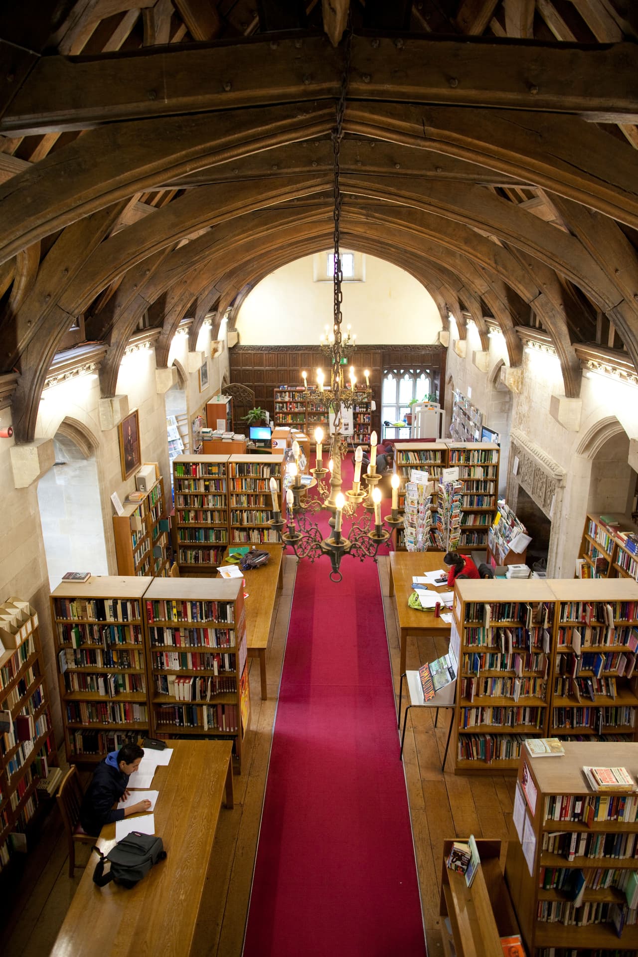 De acuerdo con la página web de la revista ¡Hola!, el campus tiene varias bibliotecas, además de un hall principal, comedores, salas para asambleas, aulas, una piscina exterior y otra cubierta.