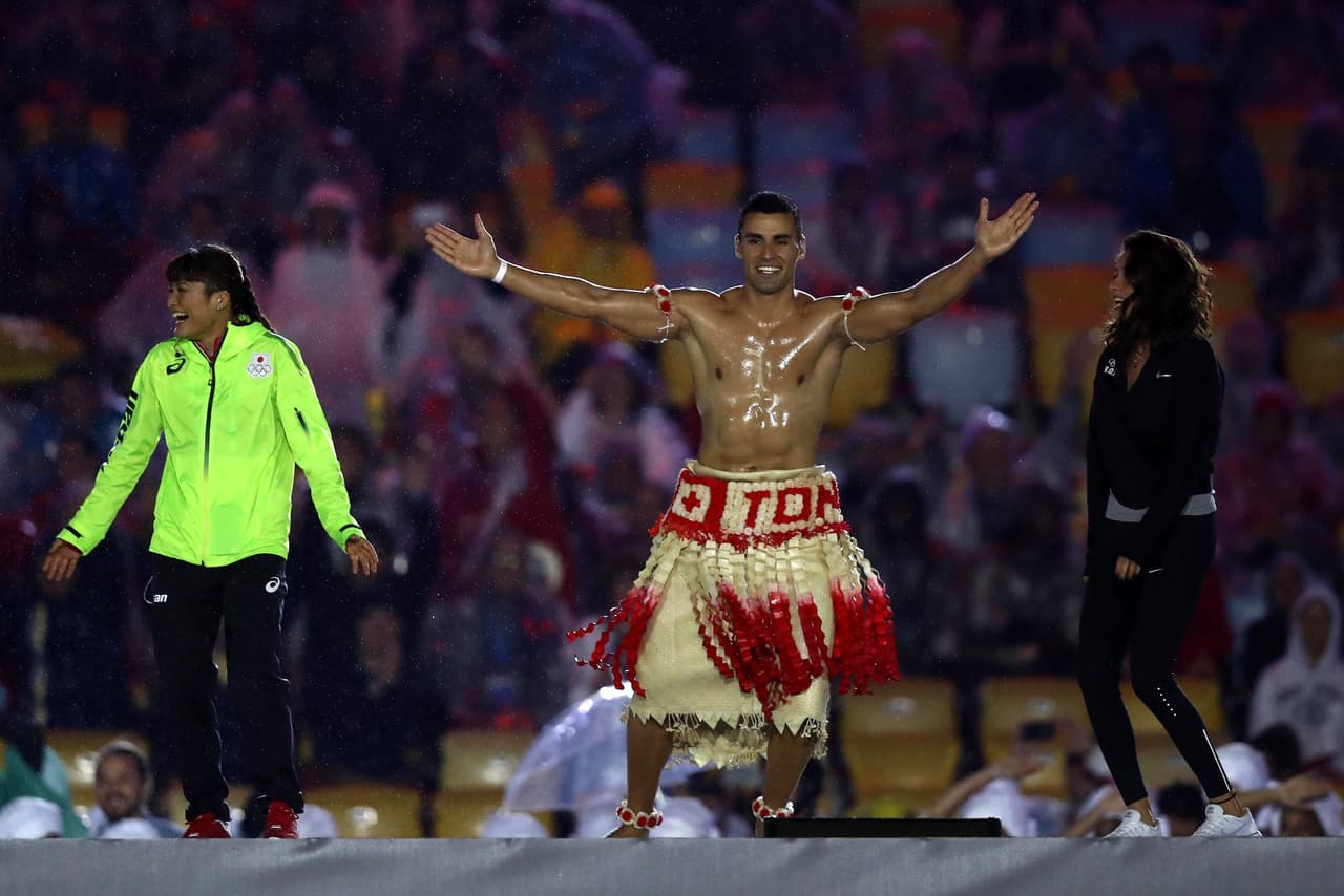 Pita Taufatofua en la apertura de Río 2016. El atleta se esforzó para lograr ir a estos juegos. En marzo de ese año ganó la medalla de oro de 
<a href="https://www.looptonga.com/content/tongas-pita-taufatofua-qualifies-rio-olympic"><u>clasificación de Oceanía en taekwondo para los olímpicos</u></a>. 
<br>
<br>Fue el primer taekwondista de su país en participar en una olimpiada, lo que impulsó que fuera seleccionado abanderado de los atletas.
