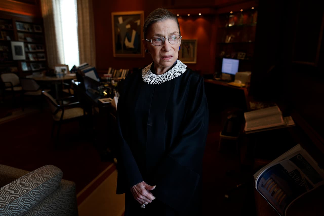 <b>Ruth Bader Ginsburg, 87 años.</b> Esta magistrada prestó su voz para casos cruciales en la lucha de las mujeres por lograr la igualdad y durante 27 años abogó por las causas liberales en el Máximo Tribunal.
<a href="https://www.univision.com/noticias/estados-unidos/fallece-a-los-87-anos-de-edad-la-jueza-ruth-bader-ginsburg"><u>Falleció el 18 de septiembre de cáncer de páncreas</u></a>.
<a href="https://www.univision.com/noticias/politica/la-vida-en-fotos-de-ruth-bader-ginsburg-la-magistrada-de-la-corte-suprema-que-fue-icono-de-la-cultura-pop-estadounidense-fotos"><u>Vea aquí la vida en fotos de Ruth Bader Ginsburg</u></a>
<br>