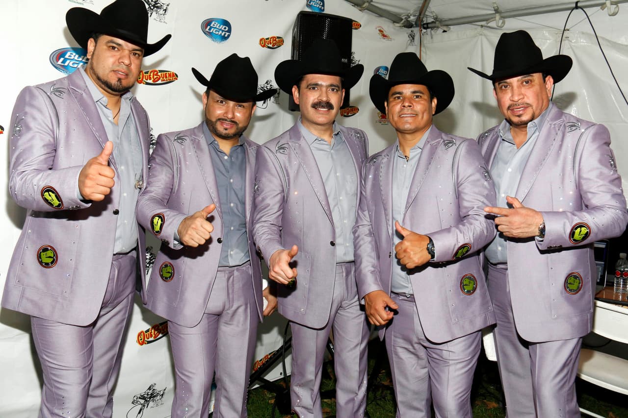 <b>Los Tucanes de Tijuana</b> todavía hoy no pueden tocar en la tierra que los vio nacer ya que el gobierno asegura que artistas como ellos 
<b><a href="http://www.univision.com/musica/regional-mexicano/los-tucanes-de-tijuana-responden-a-veto-y-piden-tocar-en-su-tierra">cometen apología del delito al cantar sus narcocorridos</a></b>.