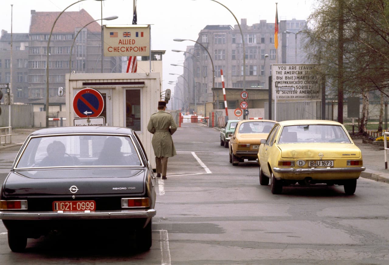 Un punto de control en el sector estadounidense del lado oeste del muro, en 1978. Los acontecimientos que llevaron a la caída del muro comenzaron en mayo de 1989, cuendo se abrieron las fronteras entre Austria (del bloque occidental) y Hungría (del bloque comunista), lo que permitió que muchos alemanes orientales escapar.