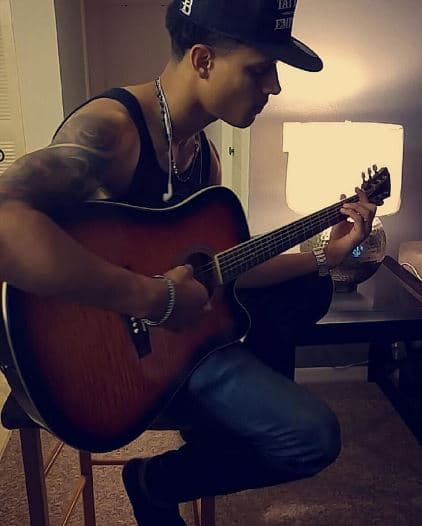 Christian colecciona gorras.