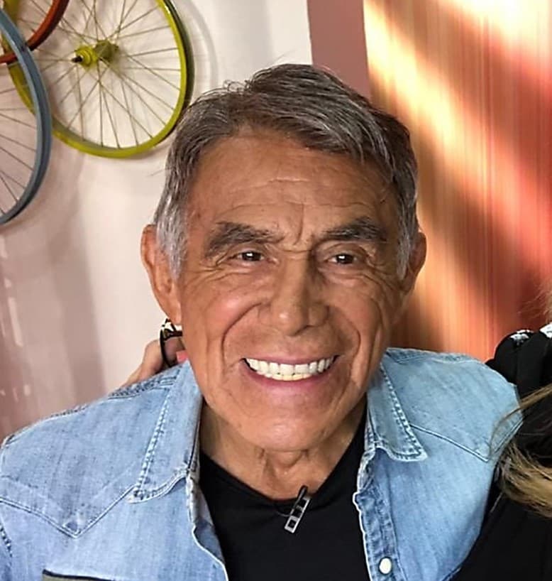 Lamentablemente, Héctor Suárez falleció el 2 de junio de 2020 como consecuencia del cáncer de vejiga que padecía. Sin embargo, se puede observar el trabajo de este gran actor en otras producciones como ‘Suave Patria’, ‘ Aquellos ojos verdes’ o ‘¡Qué despadre!’