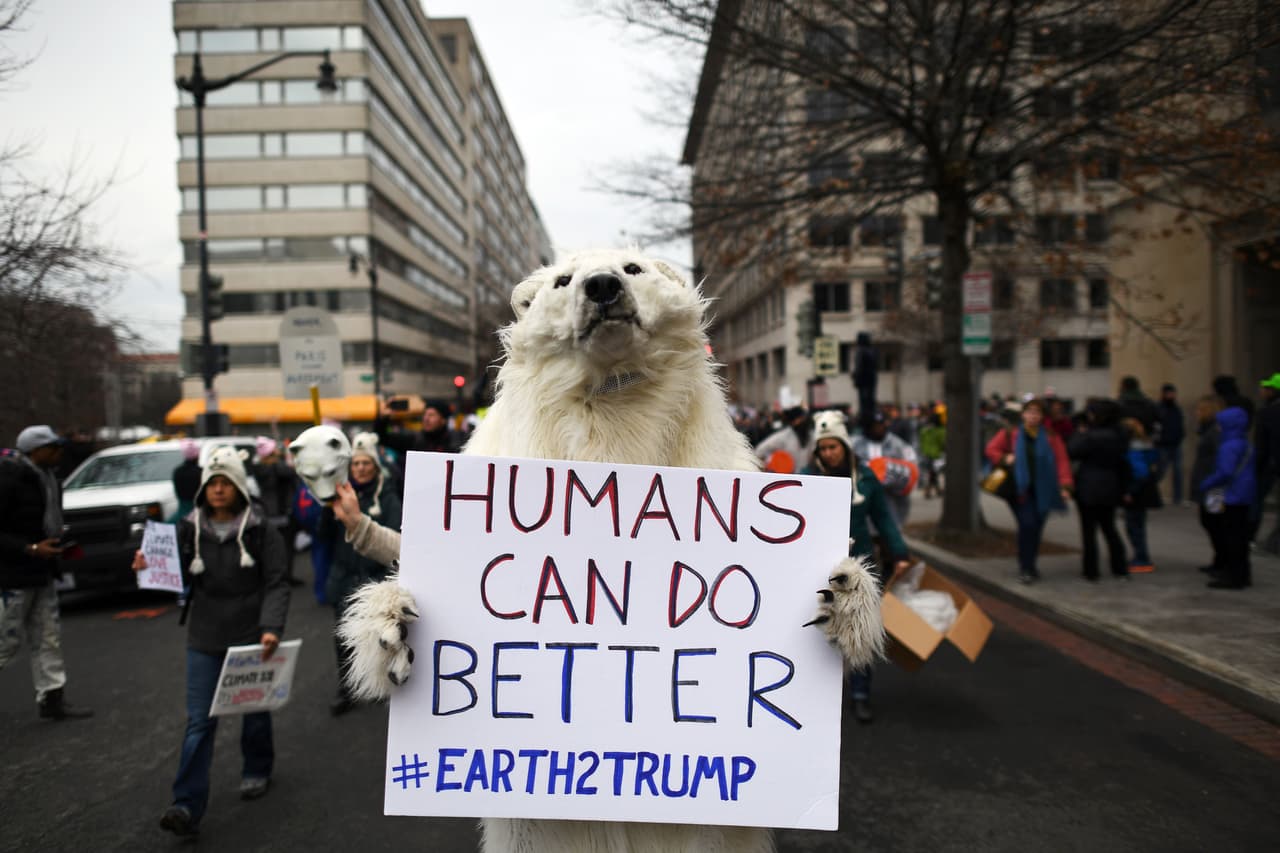 Un ecologista protesta en Washington DC horas antes de la toma de posesión de Trump.