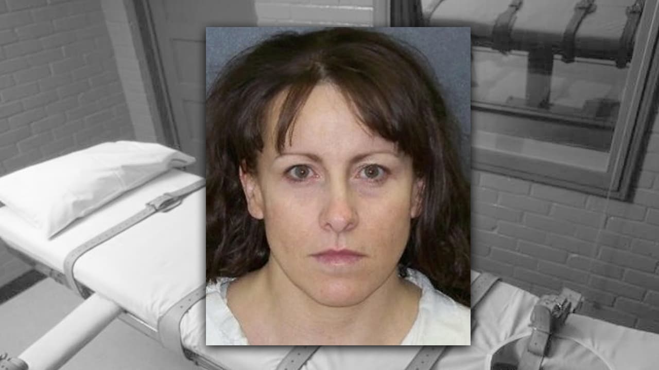 <b>Brittany Marlowe Holberg</b>, de 46 años, fue sentenciada a la pena de muerte en marzo de 1998 tras haber sido hallada culpable de matar a un hombre de 80, a quien golpeó con un martillo y apuñaló casi 60 veces. La víctima también tenía el palo de una lámpara metido en su garganta.