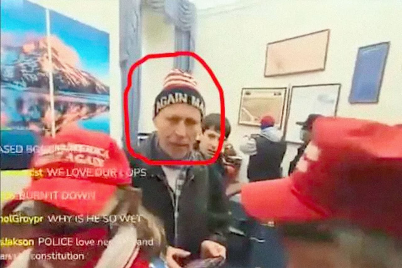 <b>Gary Edwards</b>
<br>
<br>Fue condenado a un año de libertad condicional, 200 horas de servicio comunitario, y a como multa de más de 2,500 dólares por daños a la propiedad.
<br>
<br>Según las autoridades, durante el asalto Edwards entró en la oficina de un funcionario del Congreso no identificado.
<br>