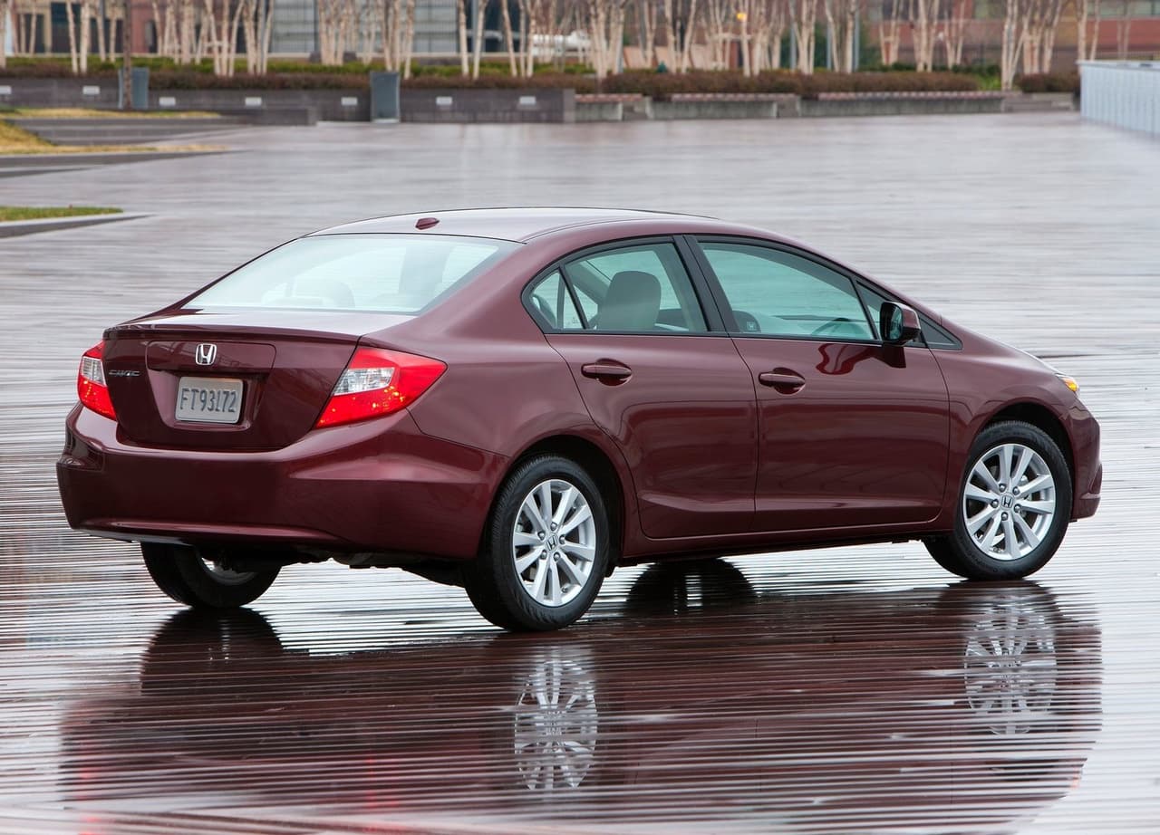 Un sedán compacto con altas calificaciones, gracias a su interior cómodo, manejo refinado, alto índice de confiabilidad y excelentes puntajes de seguridad. El Honda Civic fue y sigue siendo una de las mejores opciones en cualquiera de los mercados donde se venda.