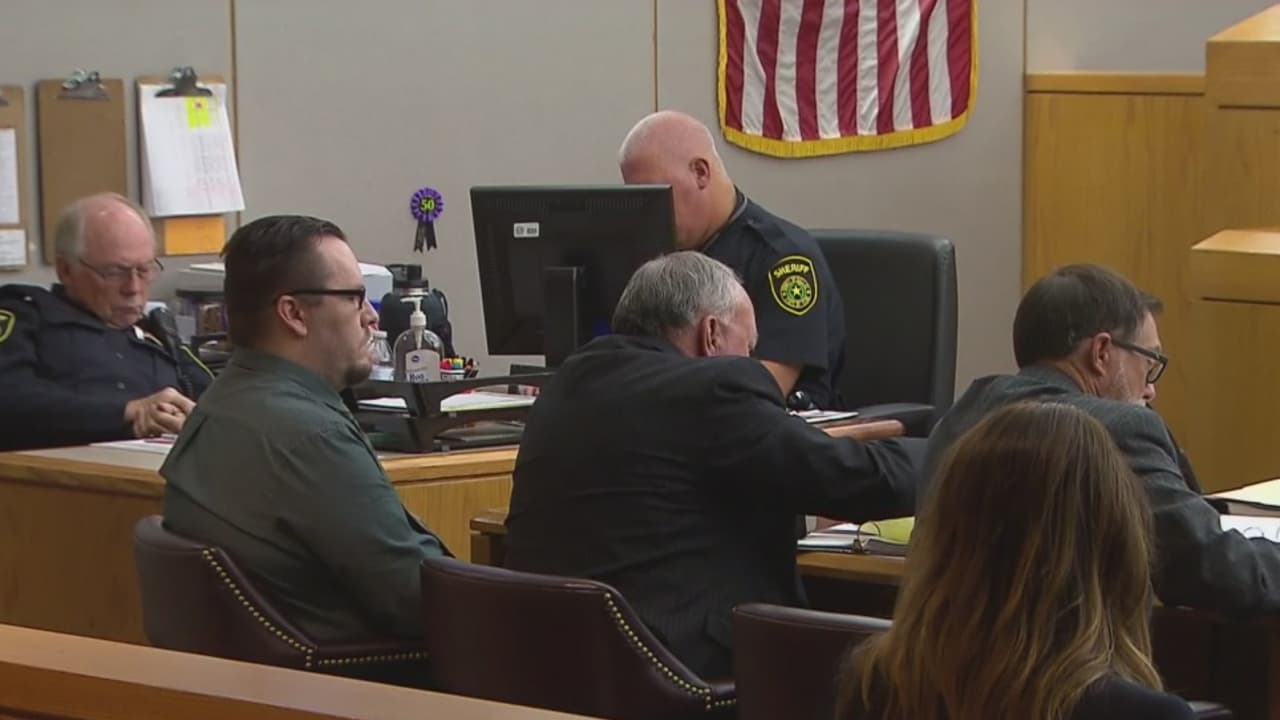 Muestran en juicio los objetos con lo que presuntamente Charles Phifer golpeaba a la hija de su novia