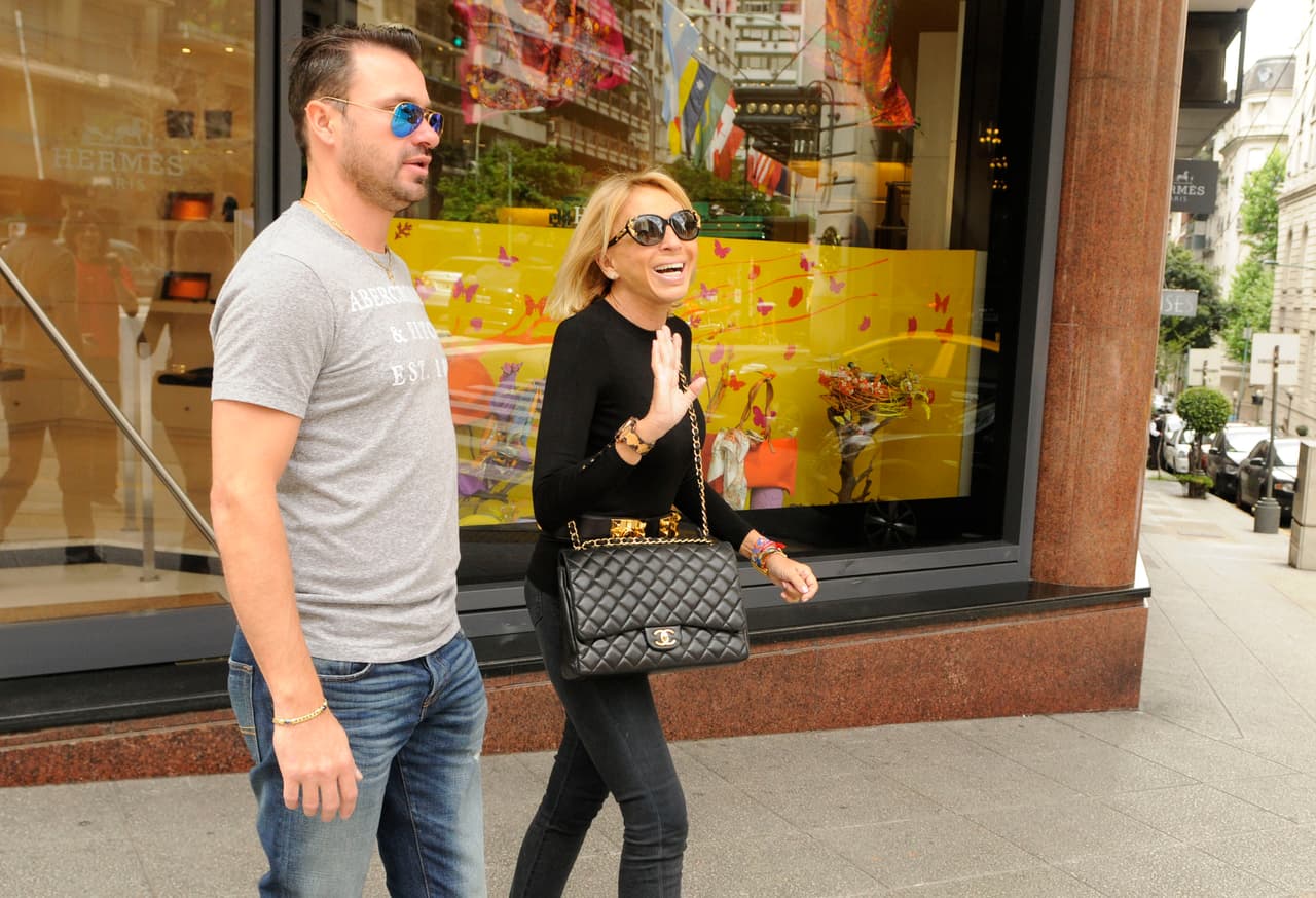 En más de una ocasión, Laura Bozzo ha declarado que Zuárez le fue infiel y hasta 
<b>lo persiguió con un cuchillo</b> para obligarlo a confesar.
<br>