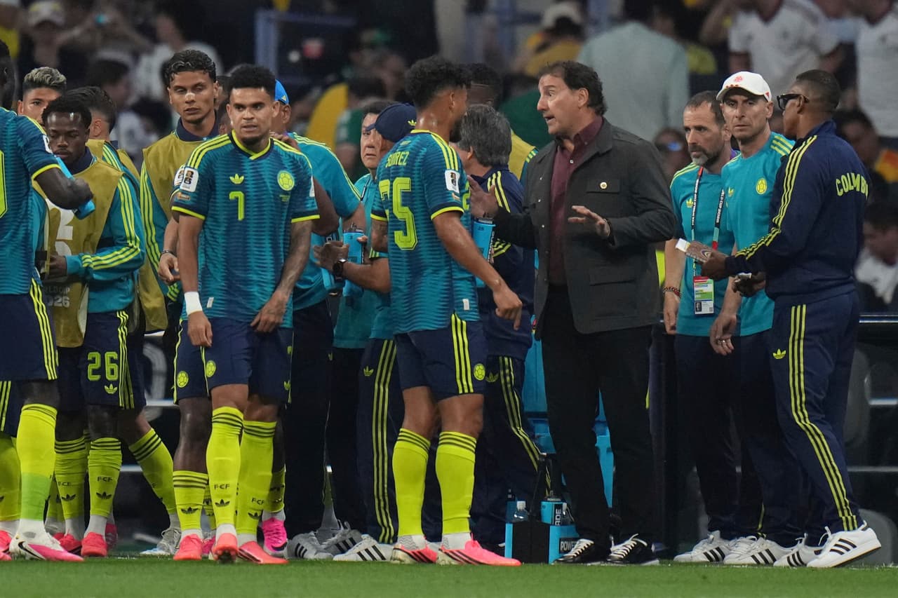 El seleccionador de Colombia, Néstor Lorenzo (cuarto por la derecha), habla con su equipo durante el partido de fútbol del Grupo K del Mundial entre Uzbekistán y Colombia en la Ciudad de México, el miércoles 17 de junio de 2026.