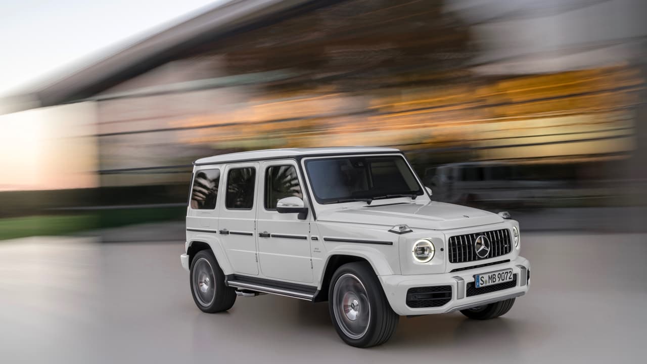 Aparte de la parrilla 'Panamericana', la Mercedes-AMG G63 cuenta con 
<b>detalles visuales exclusivos para productos AMG</b> como arcos de ruedas ensanchados, rines de 22 pulgadas y las inflatables salidas de escape laterales que ya se han convertido en una firma visual del modelo.