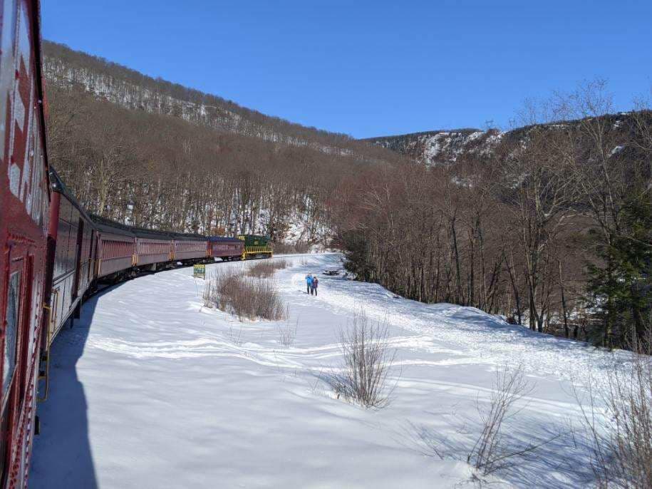Los paseos de 70 minutos de ida y vuelta llegan hasta el Lehigh Gorge State Park y se llevan a cabo durante los fines de semana inician en la estación de Jim Thorpe a las 11:00 a.m., 1 p.m. y 3 p.m.