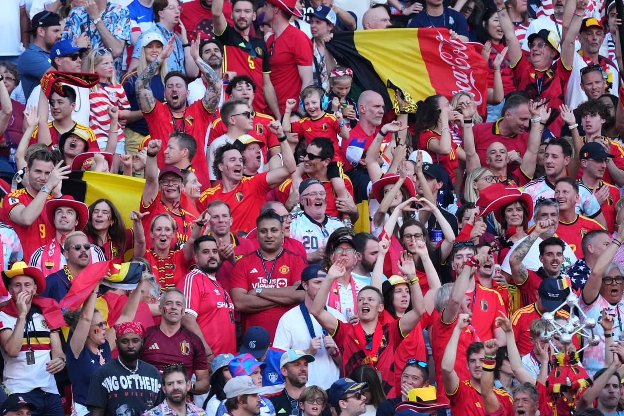 Aficionados de Bélgica celebran su tercer gol contra Estados Unidos durante el partido de octavos de final de la Copa del Mundo en Seattle, el lunes 6 de julio de 2026.