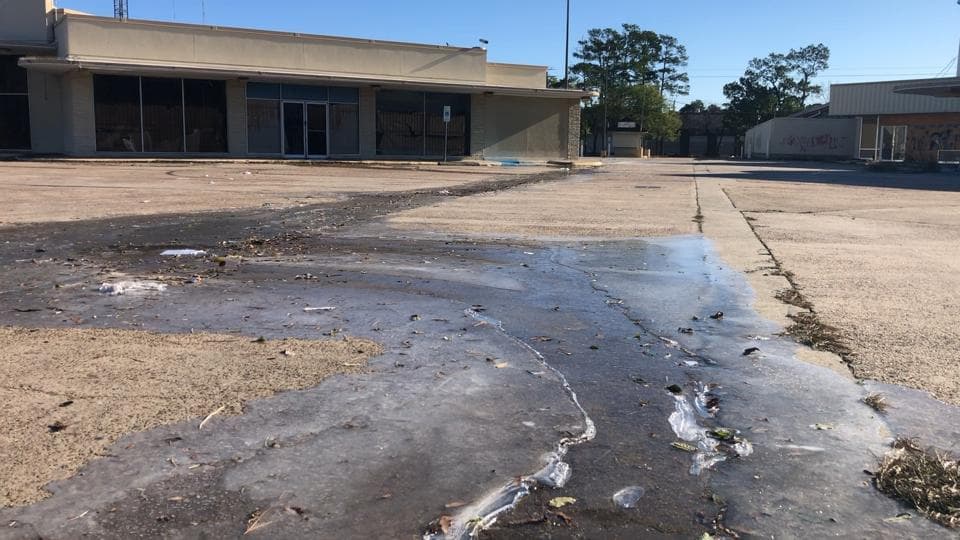 Al parecer ocurrió debido a una fuga de agua de una tubería que se rompió de un edificio que se encuentra abandonado en esa zona.