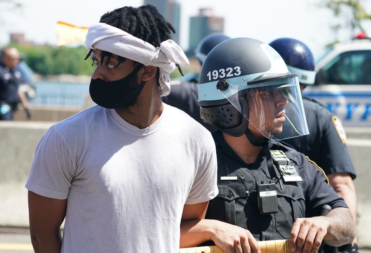 La policía arresta a un manifestante en una protesta en Nueva York por haber bloqueado el tráfico.