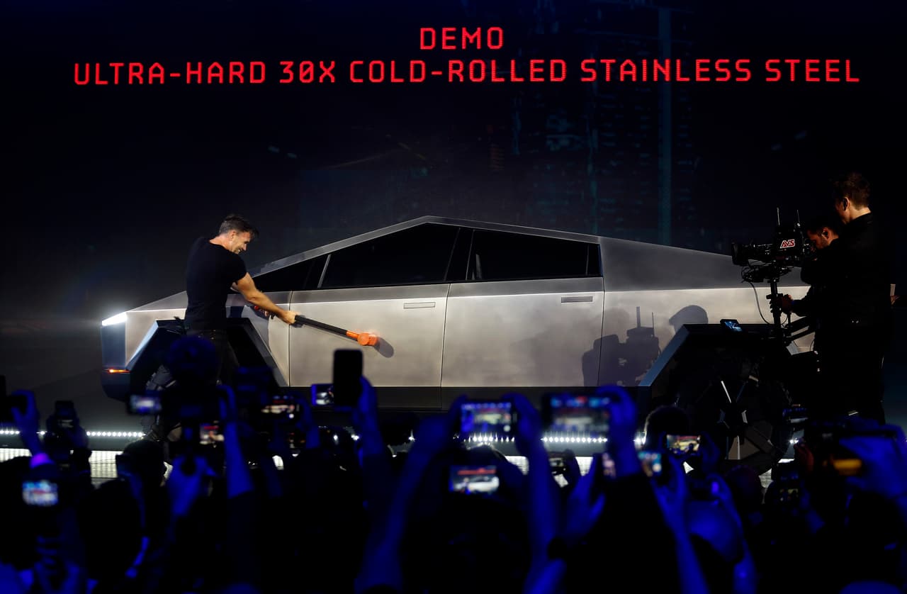 Como suele hacerlo, el CEO de Tesla, Elon Musk se salió del guión durante la presentación del modeló e improvisó para destacar algunas de sus cualidades. Su director de diseño golpeó el vehículo con un mazo para mostrar la resistencia de su capa de acero inoxidable.