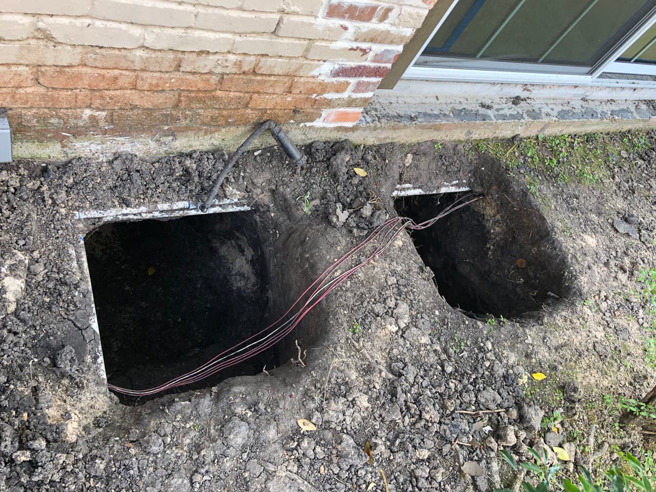 El primer paso para subir la casa de nivel fue hacer por lo menos cien hoyos alrededor de toda la construcción.