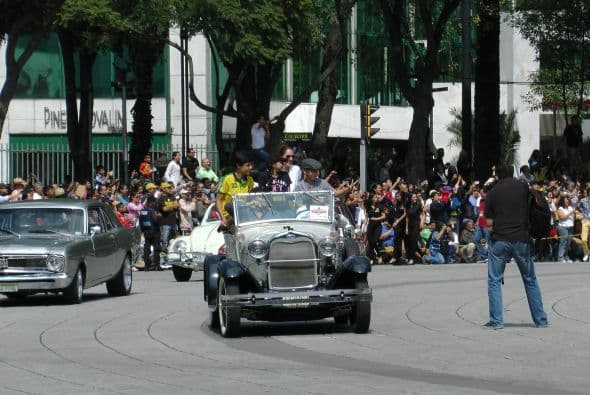 Casi dos mil vehículos clásicos desfilaron por las calles de la Ciudad de México para romper el Récord Guinness de más autos de este tipo en movimiento. Transitaron mil 721 autos, lo que superó la marca de Holanda, cuyo récord era de 948 vehículos. De acuerdo con las autoridades, el paso de estos autos clásicos fue visto por 250 mil asistentes. Circularon autos Datsun 1300, Jaguares, MG 59, Chevrolet apache, Alfa Romeo, Mercury, Porche, entre otros, que atrajeron la atención de capitalinos y visitantes. El paso de los vehículos fue interrumpido por el calentamiento de algunos que se quedaron en el camino y provocaron “cuellos de botella”; sin embargo, los organizadores confiaron en que los vehículos llegarían a la meta.