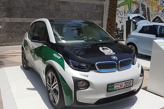 Policía de Dubai - BMW i3: El departamento de la Policía de Los Ángeles en California, fue la primera en agregar al i3 a su flota de vehículos oficiales. Ahora Dubai lo hace, sorprendiendo al público, ya que nos tienen acostumbrados a autos súper-poderosos y súper-costosos…no súper-ecológicos.