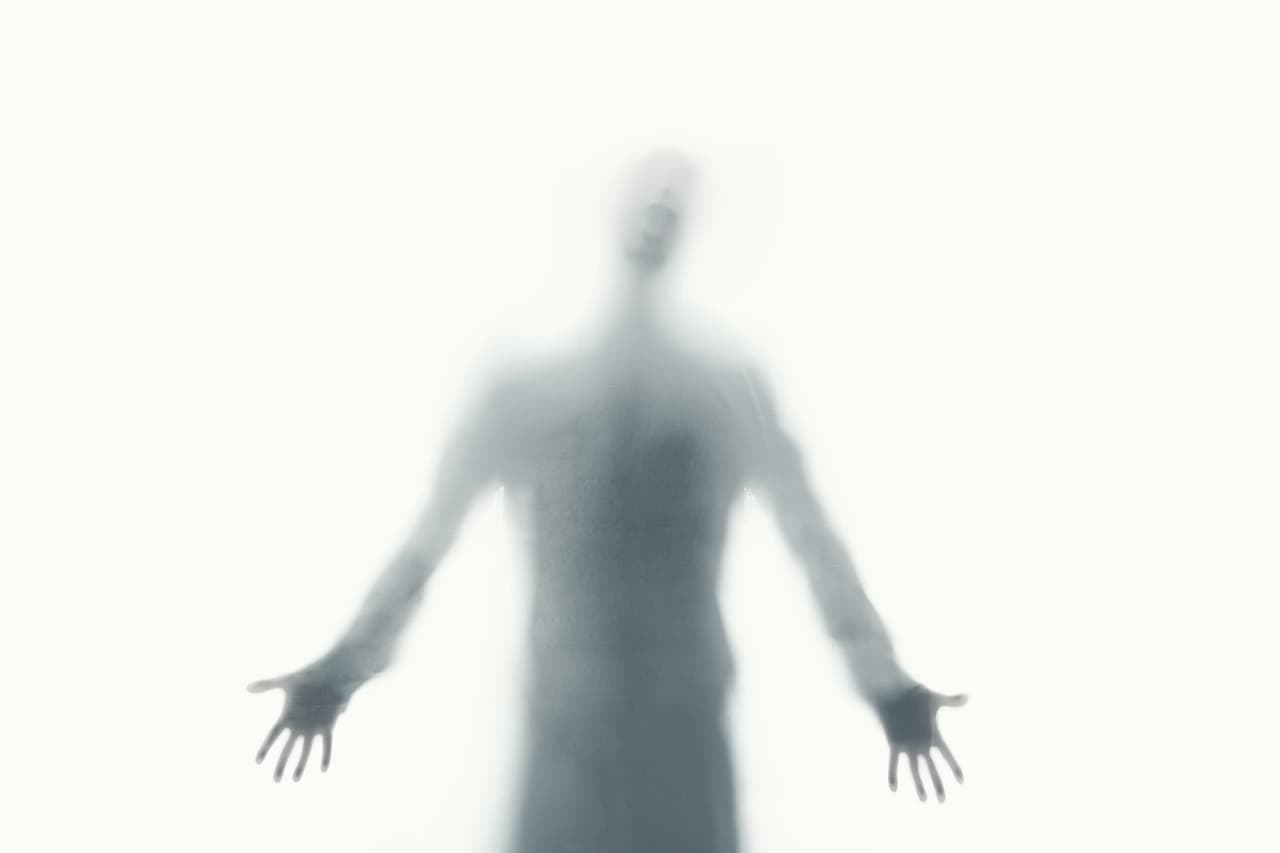 Entre estas creencias está la de que estas personas existen en otra dimensión desconocida para nosotros, o que están en el cielo, (o el infierno según sea el caso), y esto ha dado pie a nombrar a estos contactos como fantasmas o seres “del más allá”, espíritus del otro mundo, almas en pena y apariciones sobrehumanas, cuya existencia siempre ha acompañado a la historia del hombre.