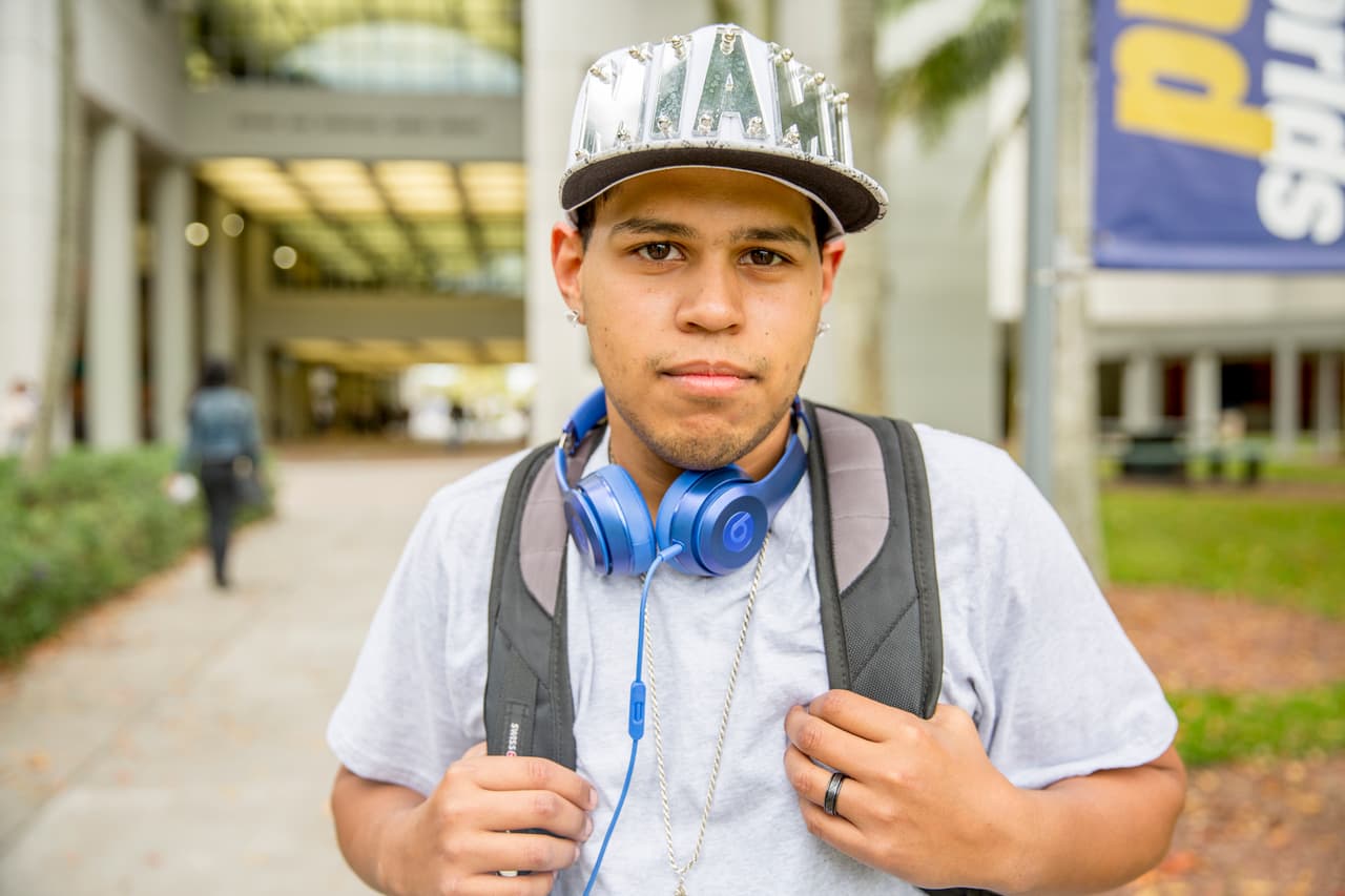 Iván Castillo. 28 años. Estadounidense de origen colombiano. “No he escogido un candidato, pero sé que no voy a votar por Trump. Su ideología está llena de odio. Quienes lo apoyan quieren crear negatividad en EEUU y no estoy de acuerdo con eso. Amo a este país. Quiero que prosperemos; todos somos humanos. Quiero tener el mayor conocimiento posible antes de tomar una decisión. Nuestro voto importa".