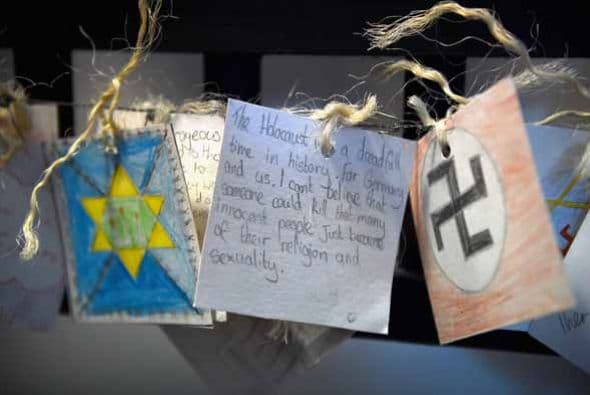 Hoy 27 de enero se conmemoran 70 años liberación de Auschwitz, el campo de concentración donde millones de seres humanos perdieron la vida por la terrible idea de exterminación de la población judía. Impresionante video #Auschwitz70 aquí Galería que la humanidad no debe olvidar.