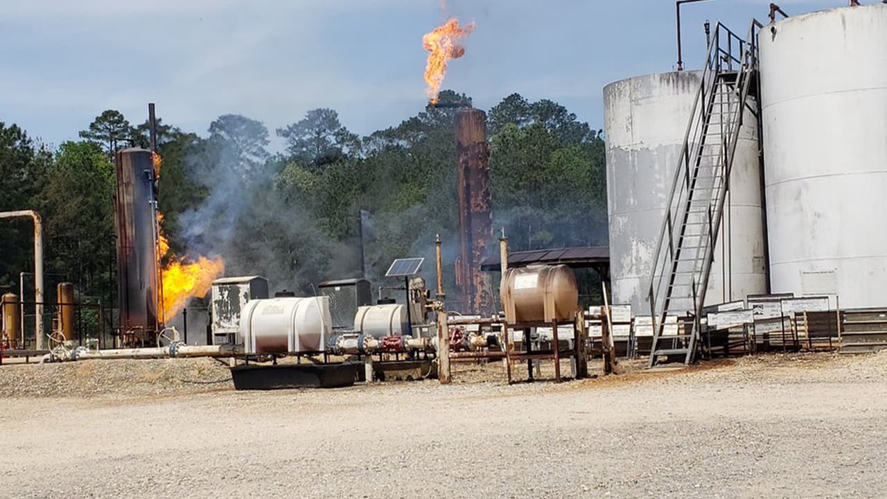Reportan un incendio en el área de Magnolia al noroeste de Houston