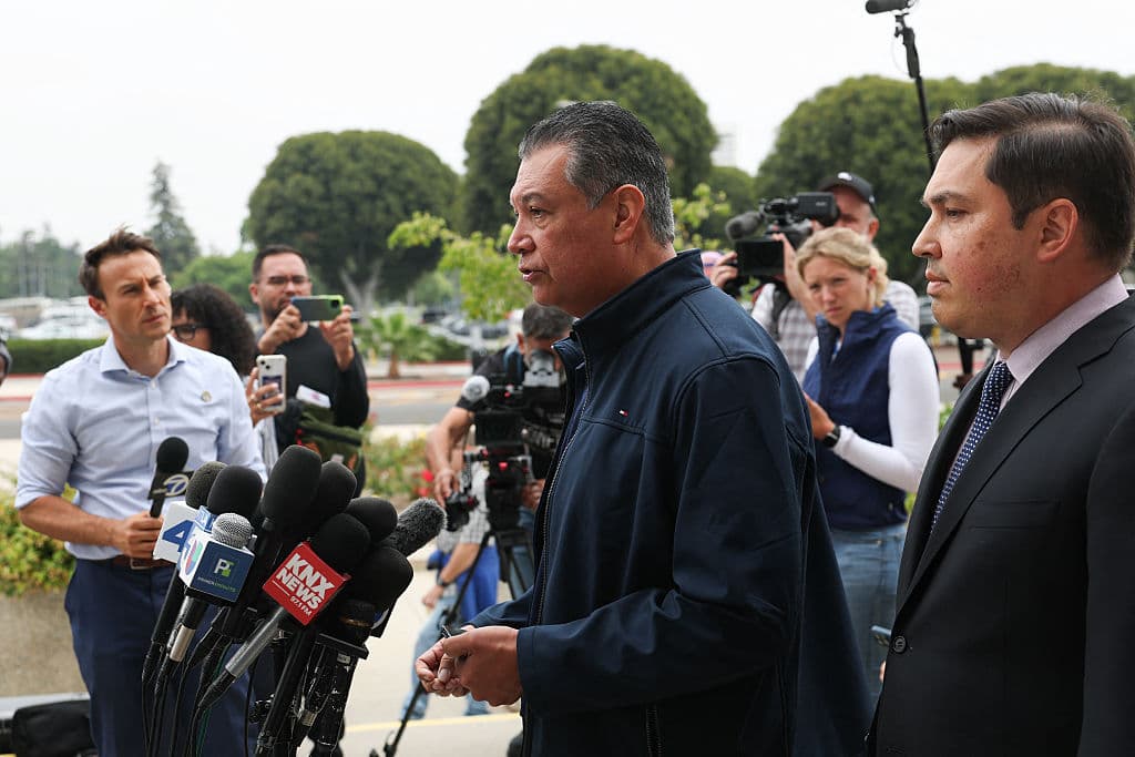 Álex Padilla nació y creció en Pacoima, California.
<br>
<br>En la década de los 60, su familia emigró desde México a Los Ángeles. Su padre trabajó por 40 años como cocinero en restaurantes y su madre trabajó limpiando casas.
<br>
<br>Su educación siempre fue en escuelas públicas y al graduarse fue aceptado por el
<b> Instituto Tecnológico de Massachusetts (MIT),</b> de donde se graduó en Ingeniería Mecánica.