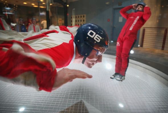 Entre el 'paracaidista' y el suelo hay una cama elástica de malla sin fondo.