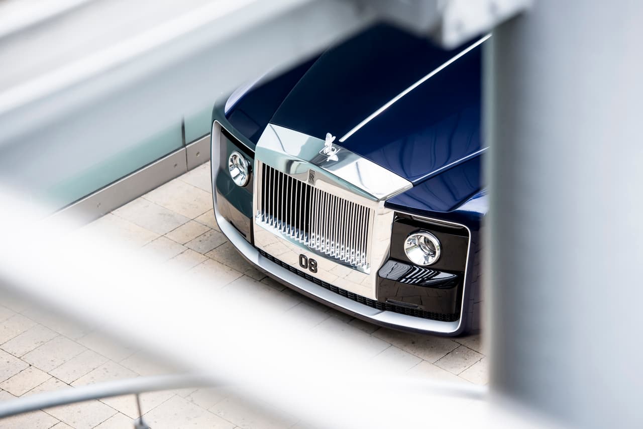 La parrilla 'panteón' de Rolls Royce fue esculpida en este caso de una sóla pieza de aluminio sólida. El frontal del Sweptail está rodeado por un marco de aluminio cepillado.
