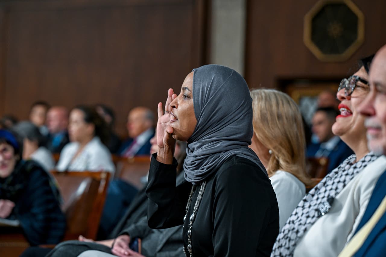 La representante Ilhan Omar, demócrata por Minnesota, reacciona mientras el presidente Donald Trump pronuncia su discurso sobre el Estado de la Unión ante una sesión conjunta del Congreso.