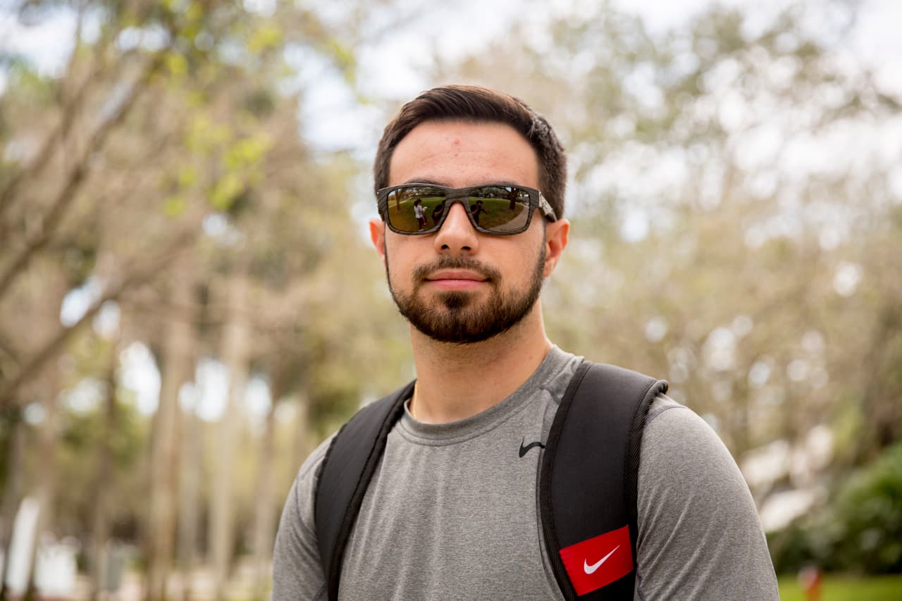 Matthew Montiel, 21 años. Estadounidense de padres cubanos. “Votaría por cualquiera menos por Trump. Siento que puede provocar problemas con otras naciones, no es lo que necesitamos ahora. No creo que necesitemos otro líder errático”.