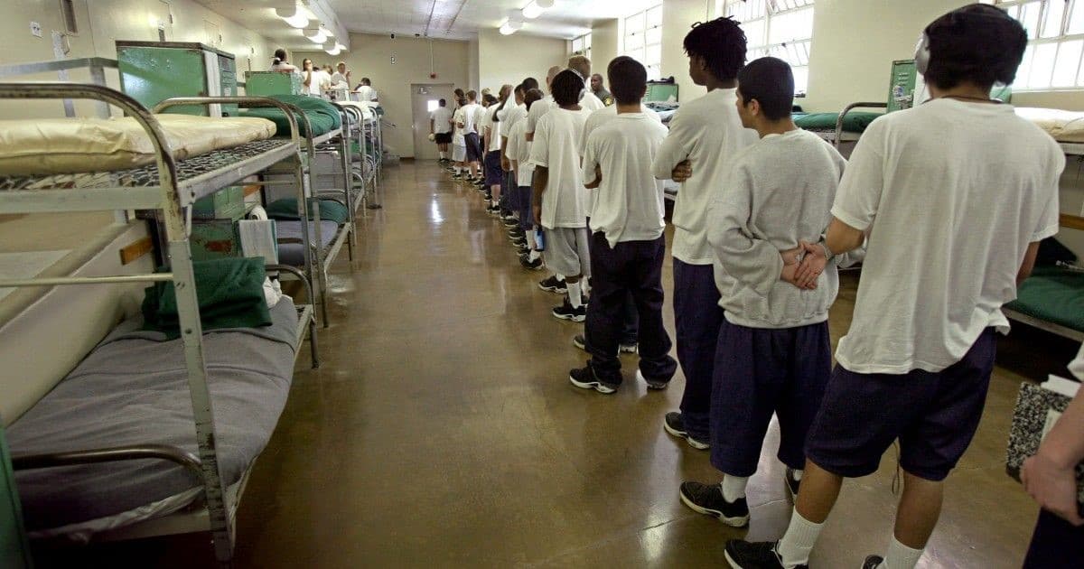 Menores de 16 años no pueden ser juzgados como adultos, dice la Corte Suprema Corte de California 