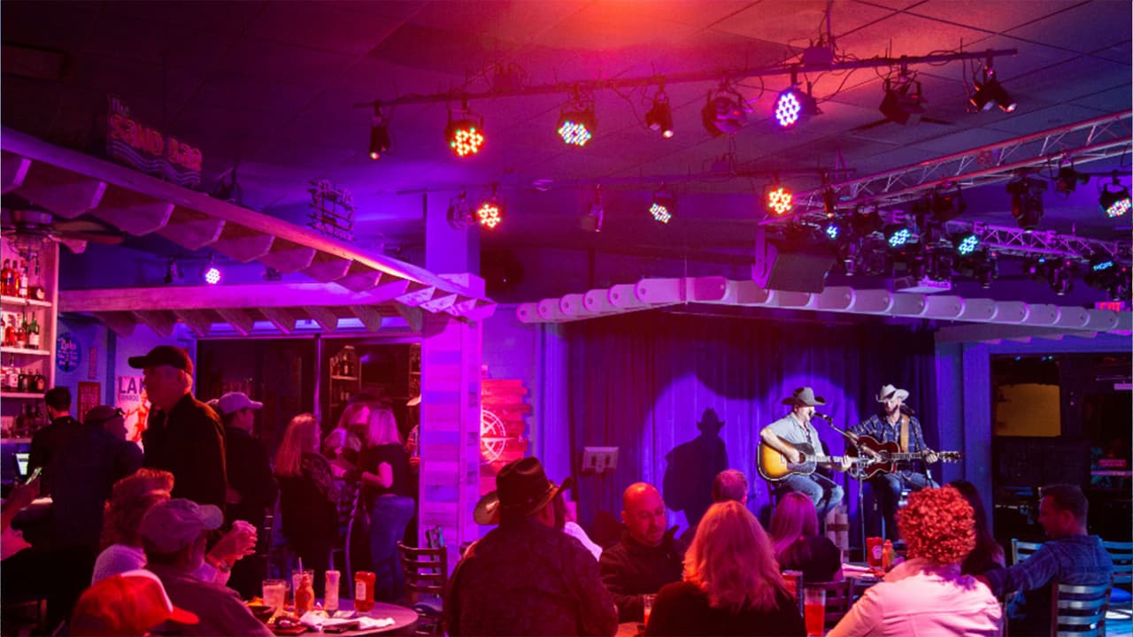 Tiene varios restaurantes y bares que serán del disfrute de los adultos cuando quieran escapar un fin de semana de la ciudad.