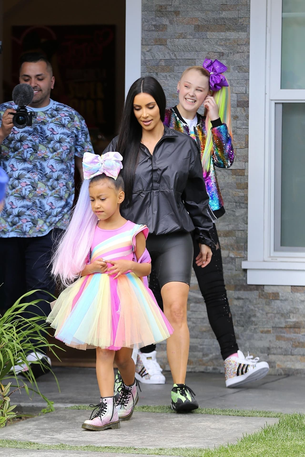 La reunión tuvo lugar en Los Ángeles, California el pasado 28 de marzo, para que North realizará su debut en la plataforma de YouTube.