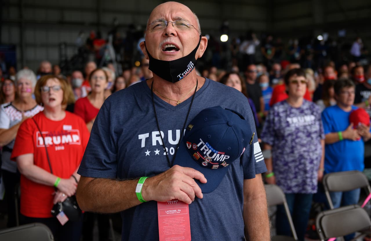 Horas antes de su discurso en Latrobe, los seguidores comenzaron a hacer fila y llegaron de puntos distantes del estado para asistir al mitin del presidente.
<br>