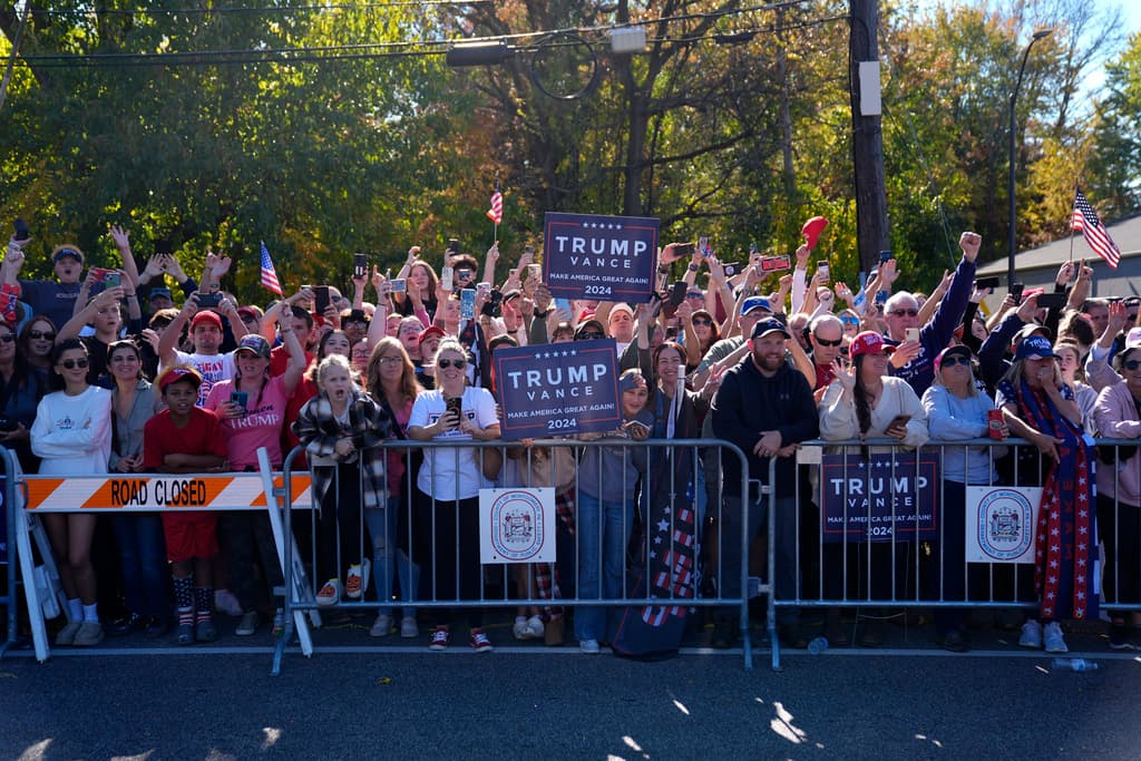 Antes de su llegada, una multitud esperaba al expresidente en el exterior del restaurante.