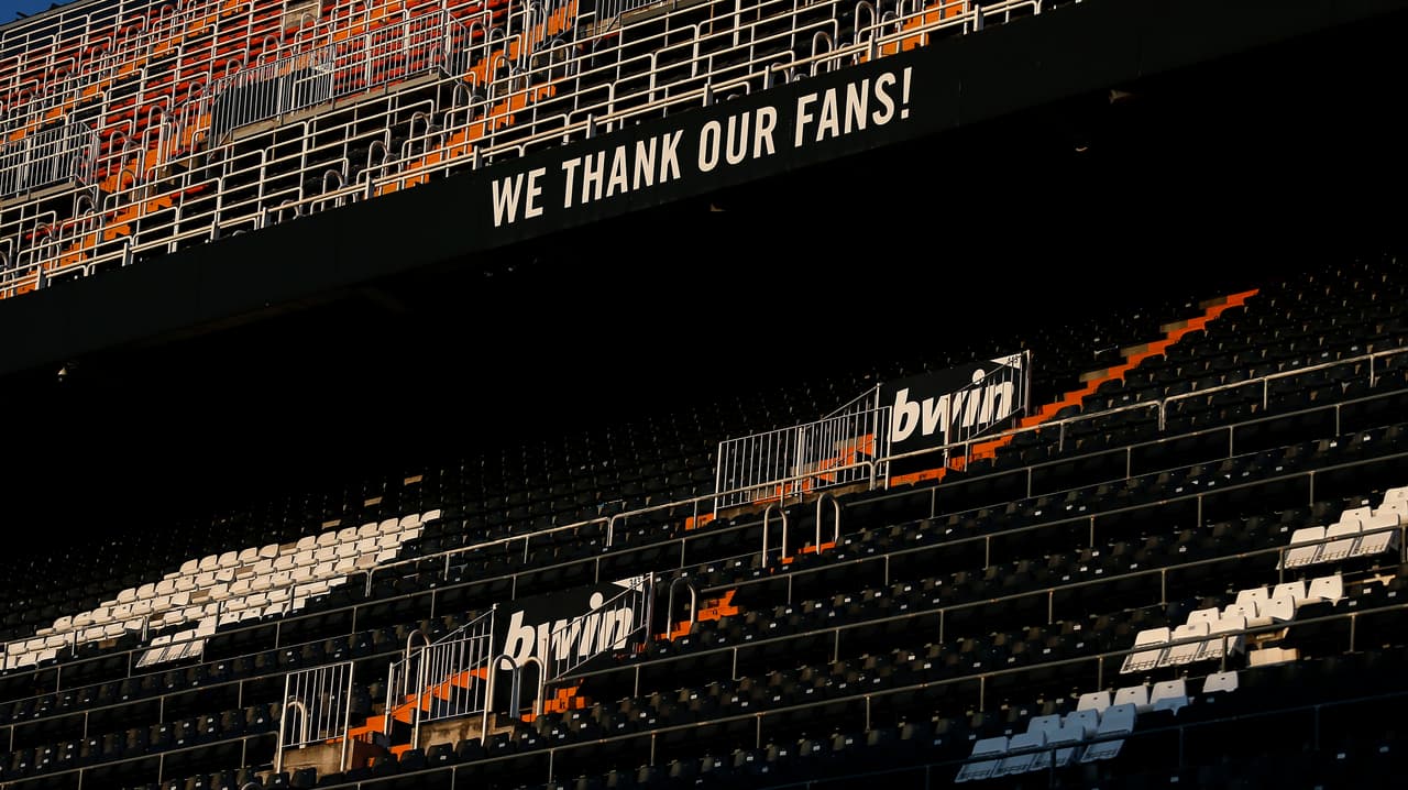 Para el partido entre Vaalencia y Osasuna se colocaron mensajes en el Estadio Mestalla con dedicatoria para los aficionados del equipo.