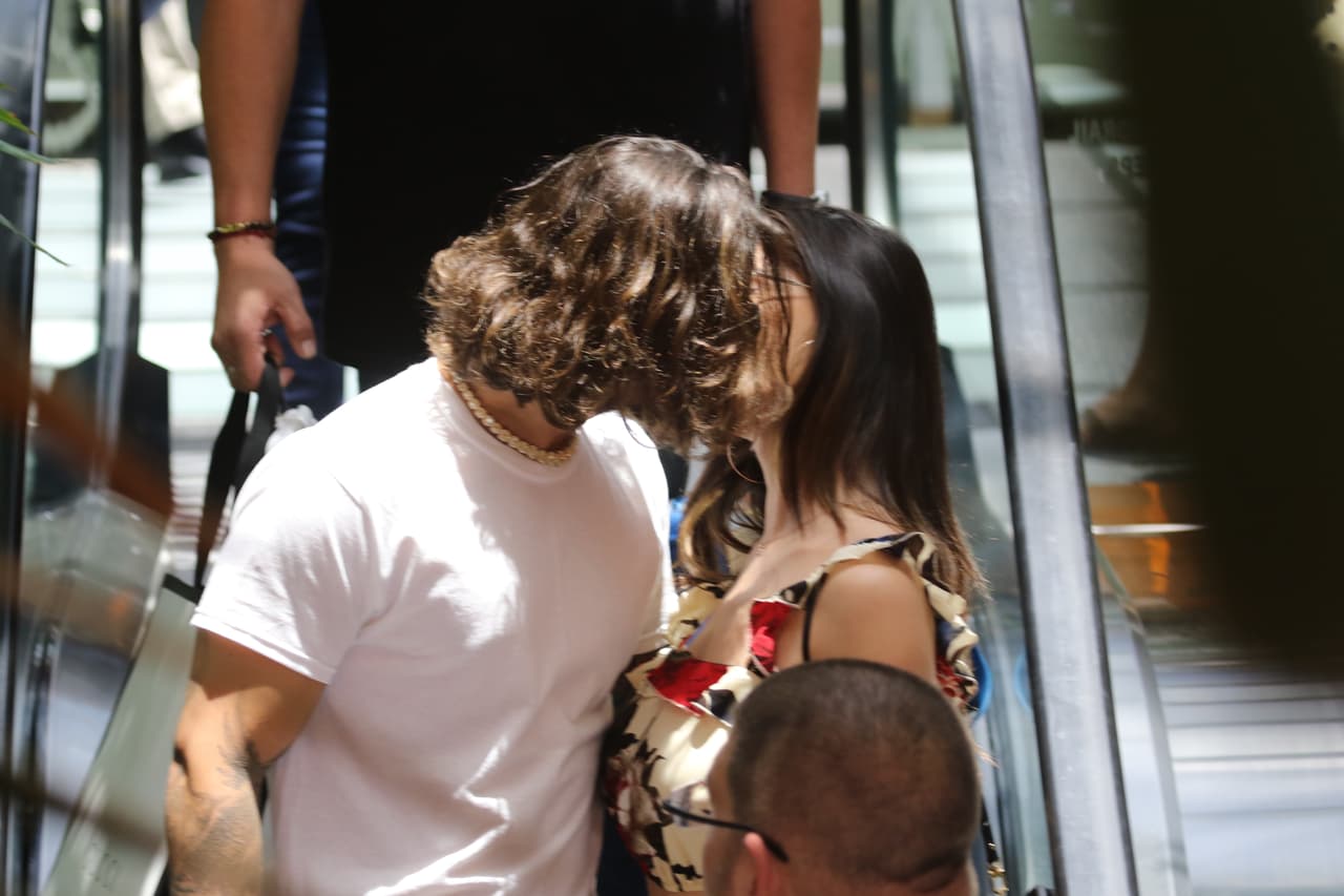 Y mientras paseaban, dieron rienda suelta a
<b><a href="https://www.univision.com/entretenimiento/ya-no-se-esconden-maluma-y-natalia-dan-rienda-suelta-a-sus-pasiones-en-italia-fotos">la pasión que los une</a></b>.