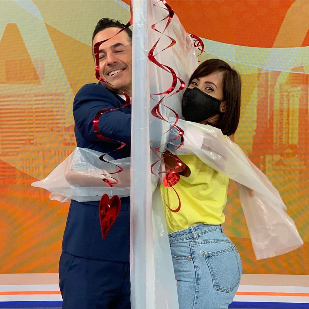 Él fue otro de los afortunados en recibir un abrazo en Despierta América. El conductor mexicano tuvo entre sus brazos a quien recreó este sistema higiénico para tener contacto físico. 
<br>