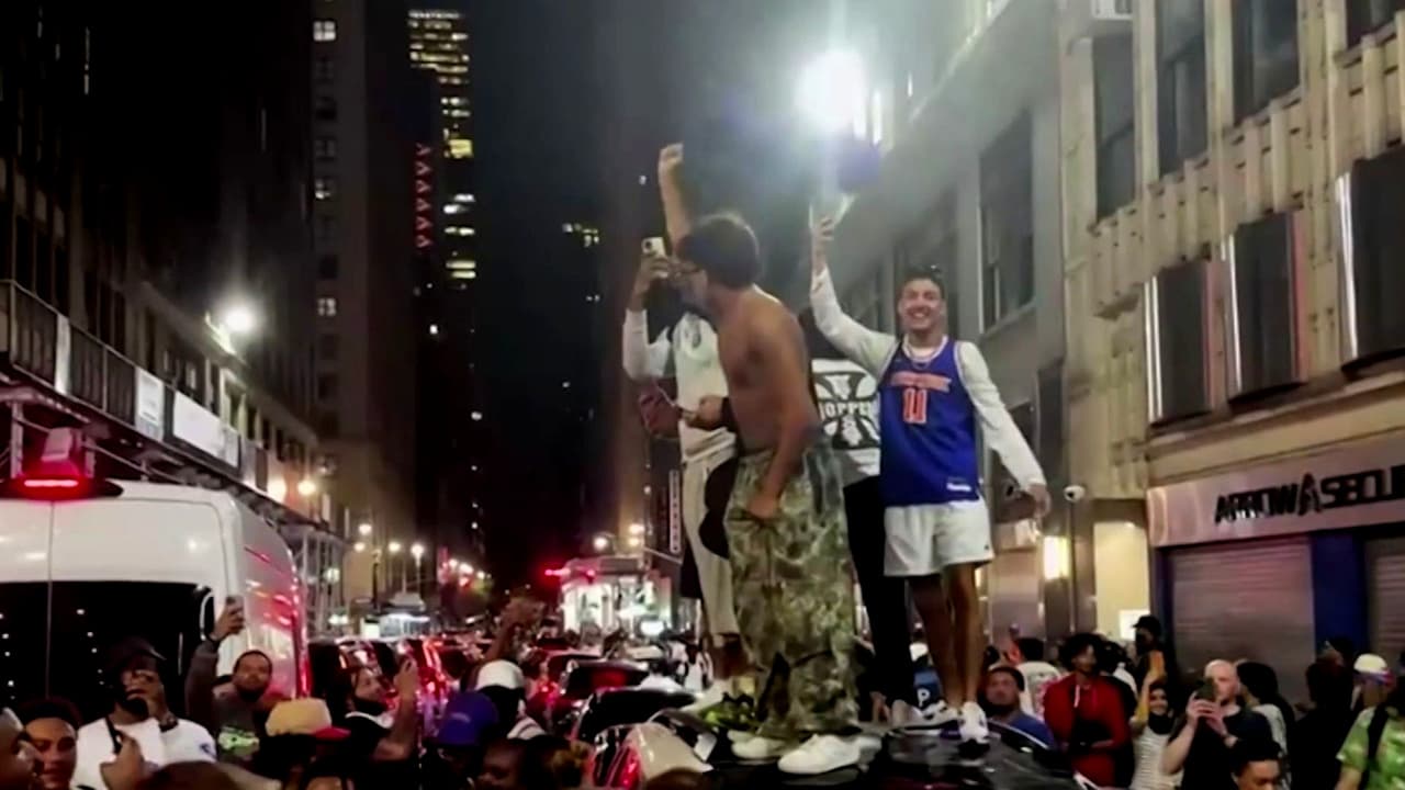 Celebración del triunfo de los Knicks termina en caos y más de 50 arrestos cerca de Madison Square Garden