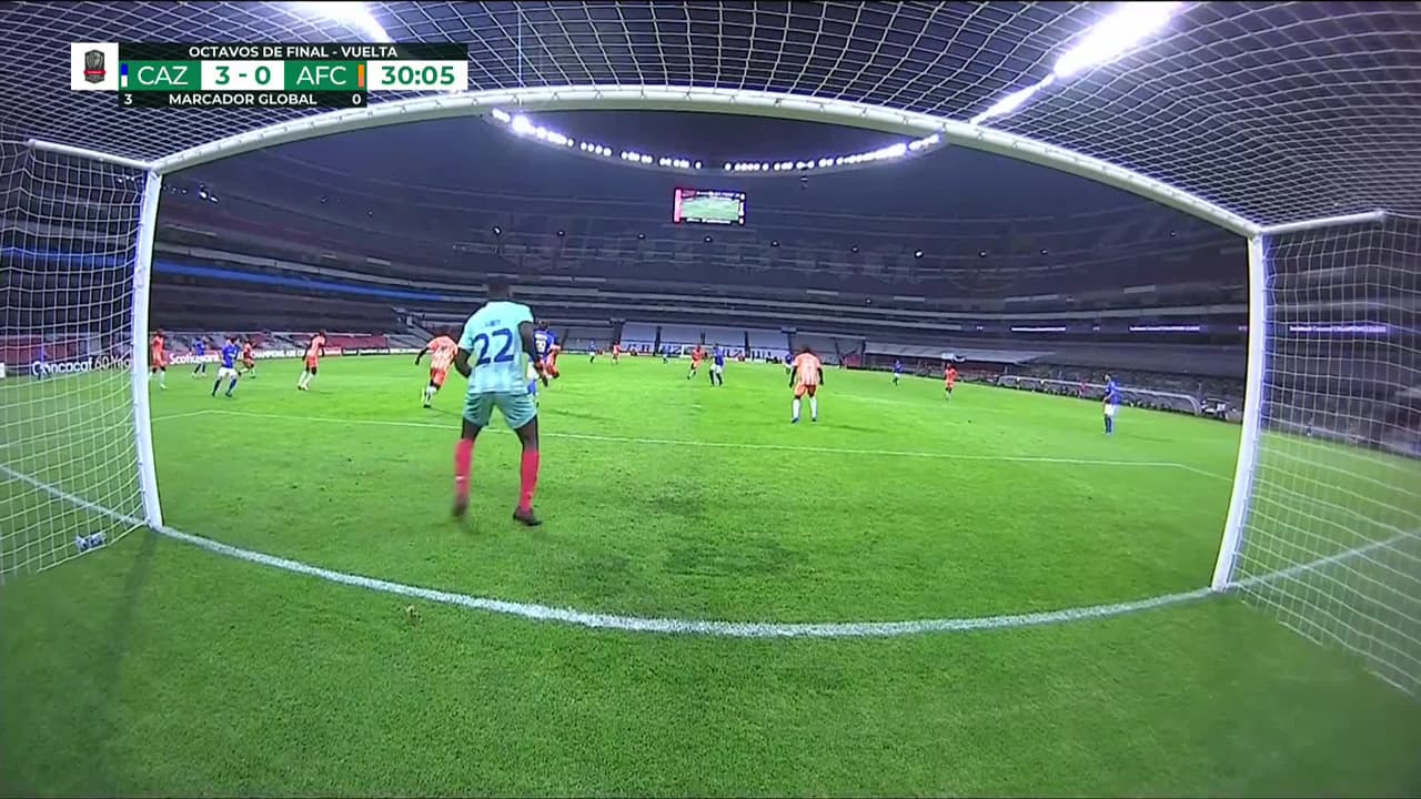 ¡CERCA! Walter Montoya disparó que se estrella en el poste.