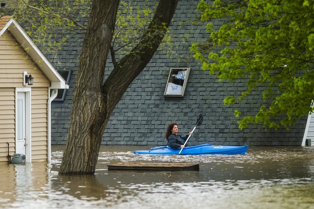 Habitantes de un vecindario cercano al lago Wixon, en Beaverton, Michigan, se han visto en la necesidad de desplazarse en canoas debido a las inundaciones.