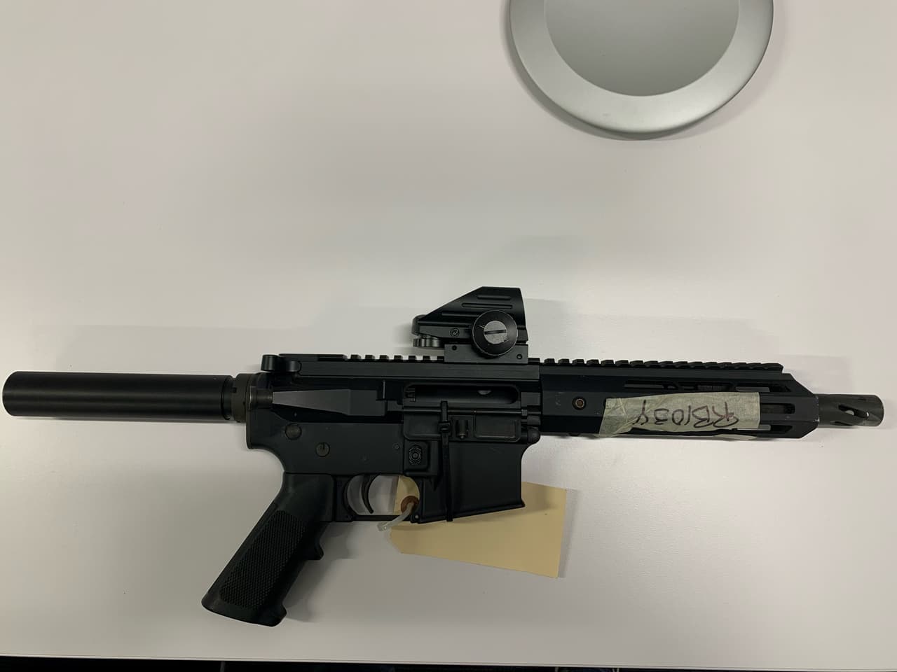 Además de los arrestos, las autoridades 
<b><a href="https://www.univision.com/local/dallas-kuvn/la-policia-de-garland-arresta-a-jovenes-en-relacion-con-tiroteo-ocurrido-en-enero-video" target="_blank">incautaron droga, armas y un rifle semiautomático.</a> </b>Los adolescentes enfrentan cargos de robo, posesión de droga, agresión agravada y posesión ilegal de armas de fuego.