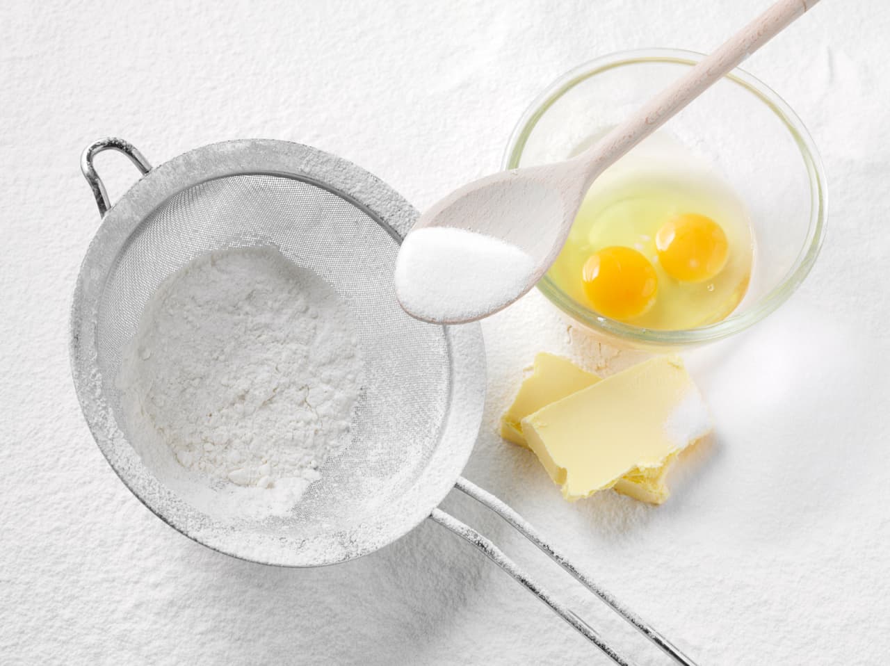 Luego, con esta preparación, comienza a armar las croquetas pasándolas por harina, huevo y pan rallado. Una vez que estén listas, llévalas al refrigerador por 10 minutos. Finalmente, debes freírlas hasta que estén doradas.