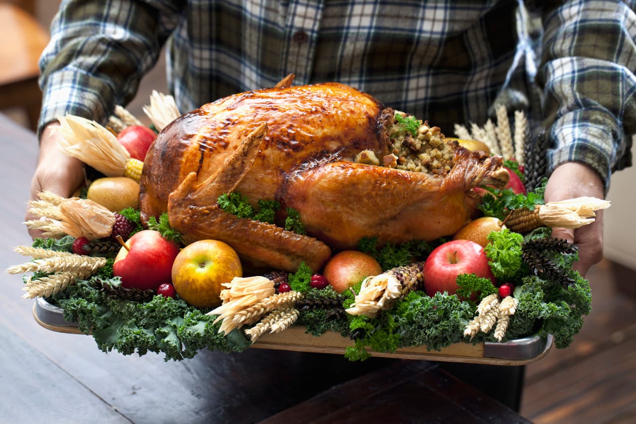 <b>1/2 KILO DE POLLO.</b> Obvio este cálculo involucra a los pollos de marcas industrializadas, su proceso representa 2,000 litros de agua por solo medio kilo del peso total de un pollo, si consideramos que cada uno pesa entre kilo y medio y tres kilos. ¡Échale números!