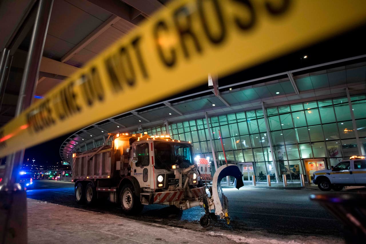 La policía bloquea el área 4 de la terminal 4 del aeropuerto internacional John F. Kennedy después de un corte de agua que afectó la reanudación de operaciones en este aeropuerto de Nueva York.