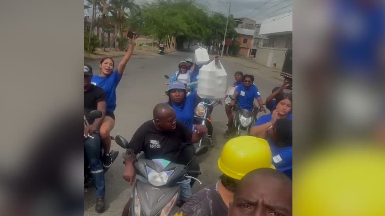 Colombiano convierte el patio de su casa en una cocina y prepara comida para afectados por terremoto