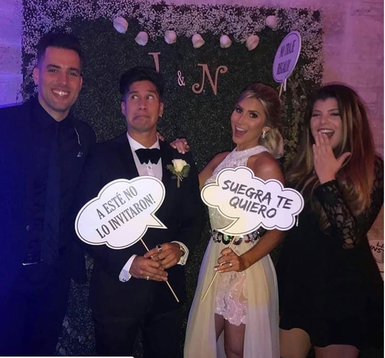 No podían faltar las fotos con los amigos, donde la desbordante felicidad se tradujo en momentos hilarantes como éste,